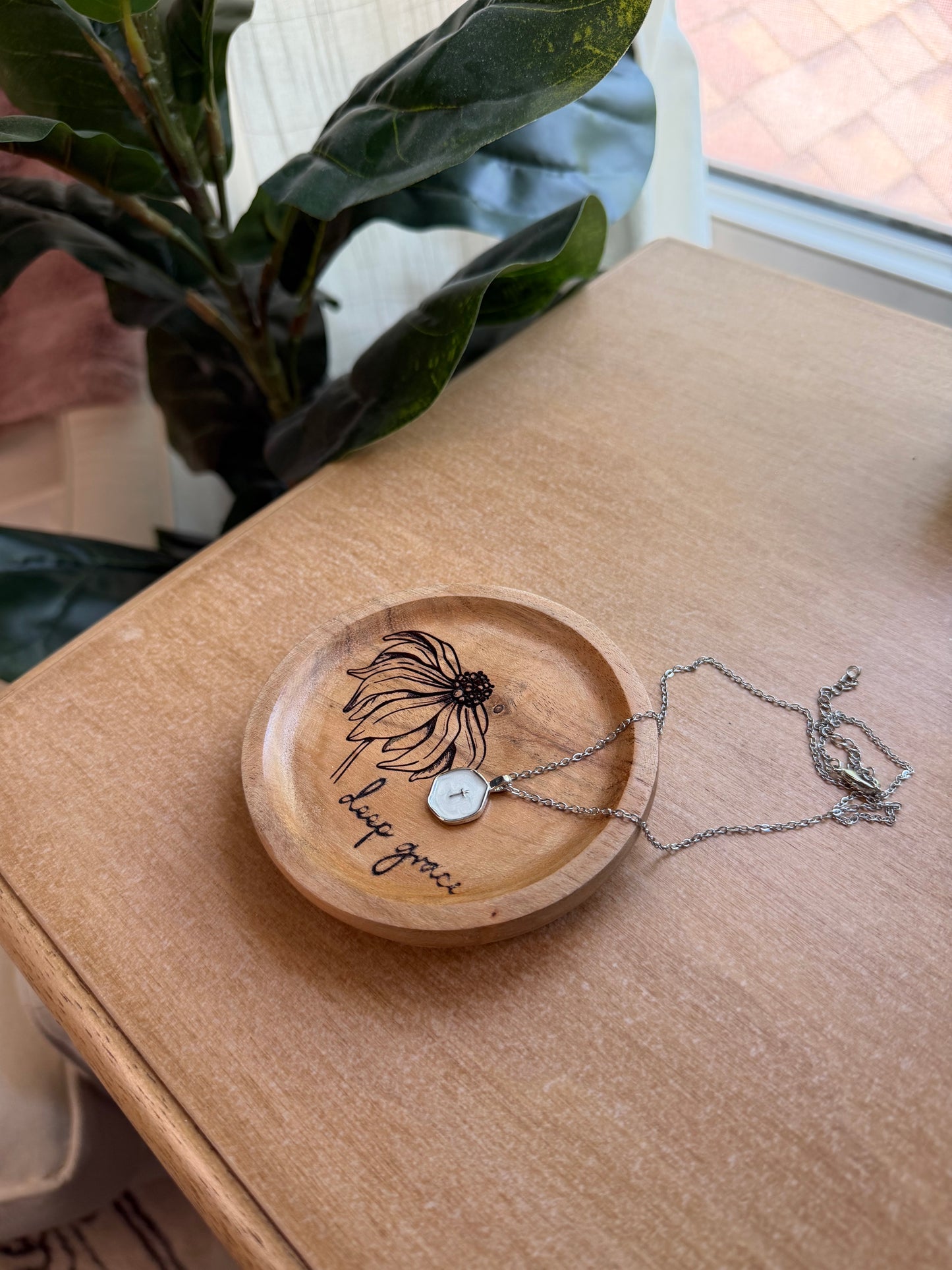Christian gift ring dish with cross necklace, elegant jewelry holder for women, ideal for baptism, confirmation, or bridesmaids.