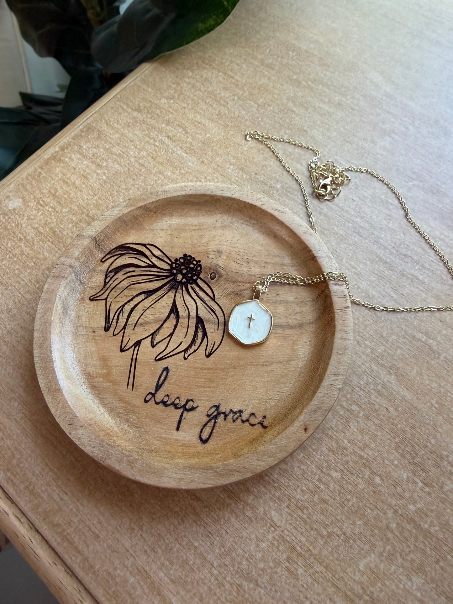 Christian gift ring dish with cross necklace, jewelry holder for women, ideal for baptism, confirmation, or bridesmaid gift.